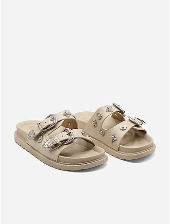 Sandalias con tachuelas