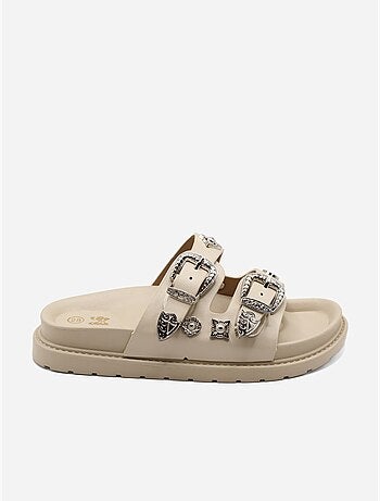 Sandalias con tachuelas