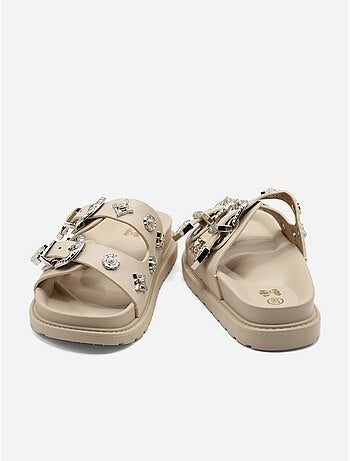 Sandalias con tachuelas