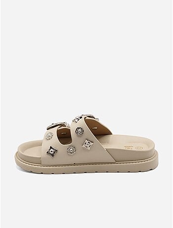 Sandalias con tachuelas