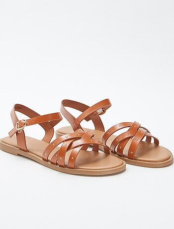 Sandalias con tiras con tachuelas