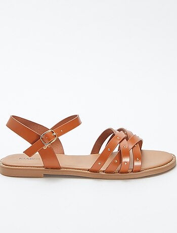 Sandalias con tiras con tachuelas