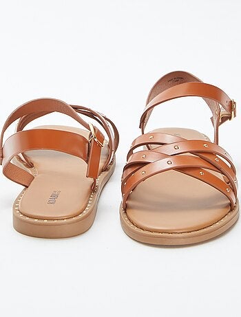 Sandalias con tiras con tachuelas