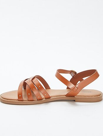 Sandalias con tiras con tachuelas
