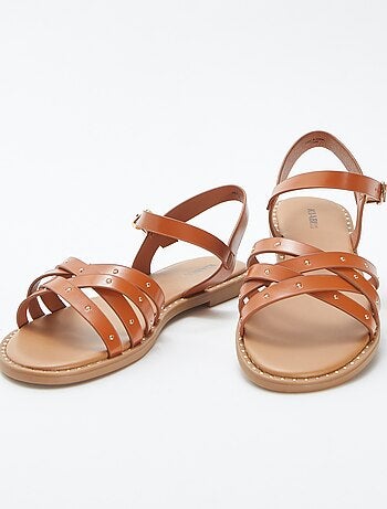 Sandalias con tiras con tachuelas