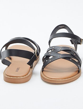 Sandalias con tiras con tachuelas