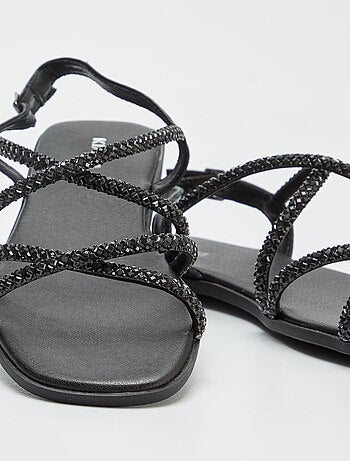 Sandalias con tiras cruzadas con strass