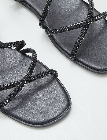 Sandalias con tiras cruzadas con strass