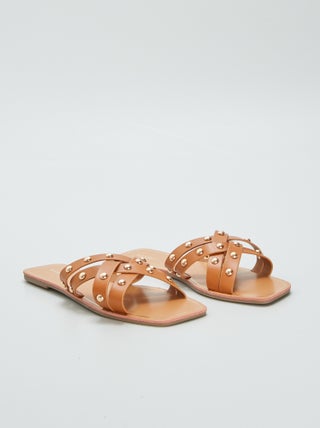 Sandalias con tiras cruzadas con tachuelas