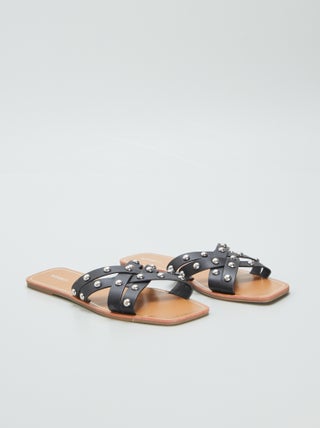 Sandalias con tiras cruzadas con tachuelas