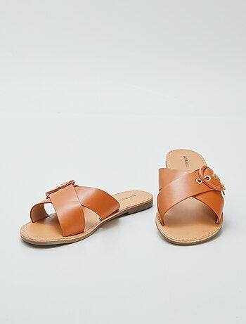 Sandalias con tiras cruzadas