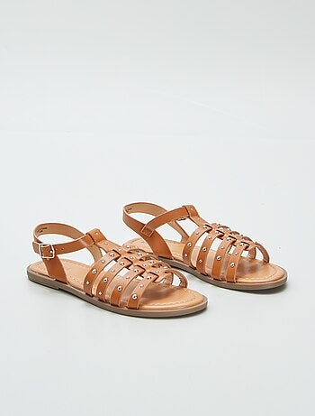 Sandalias con tiras de tachuelas