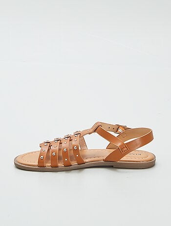 Sandalias con tiras de tachuelas