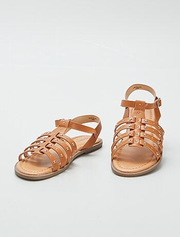 Sandalias con tiras de tachuelas