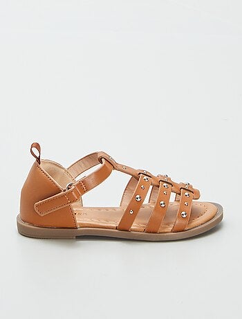 Sandalias con tiras de tachuelas