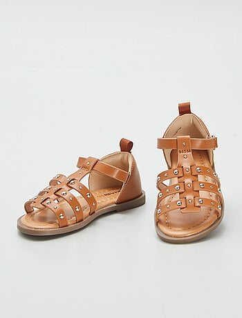 Sandalias con tiras de tachuelas