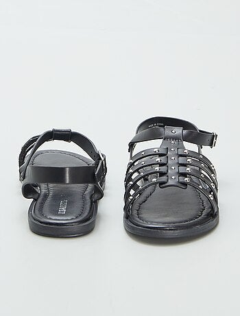 Sandalias con tiras de tachuelas