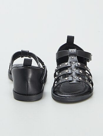 Sandalias con tiras de tachuelas