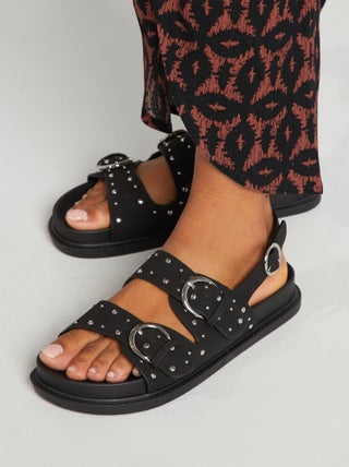 Sandalias con tiras de tachuelas