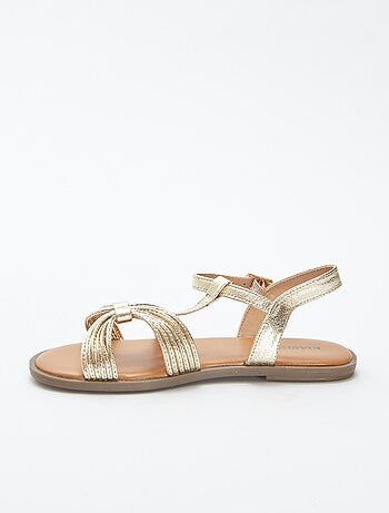 Sandalias con tiras plateadas