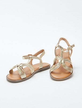 Sandalias con tiras plateadas