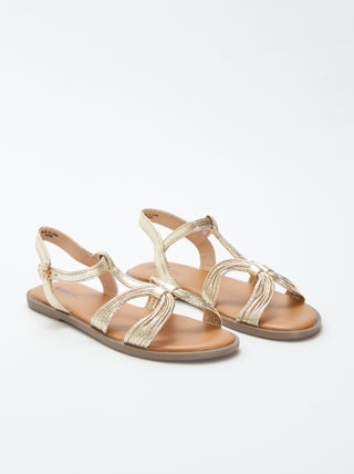 Sandalias con tiras plateadas