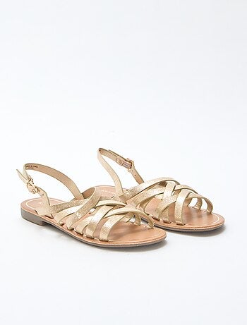 Sandalias con tiras y hebillas