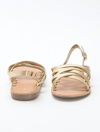 Sandalias con tiras y hebillas