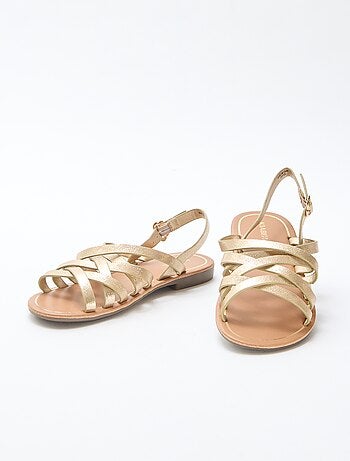 Sandalias con tiras y hebillas