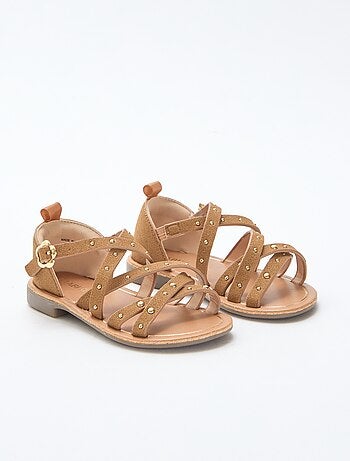 Sandalias con tiras y tachuelas