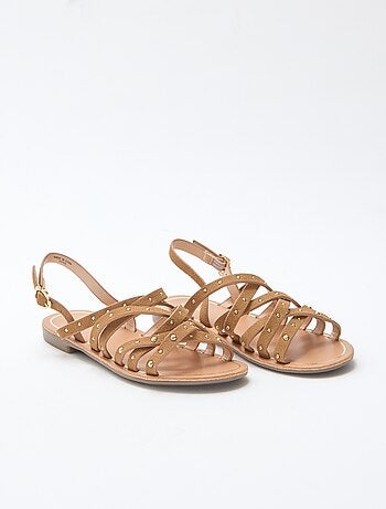 Sandalias con tiras y tachuelas