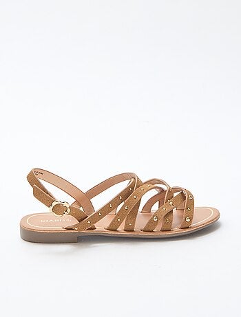 Sandalias con tiras y tachuelas