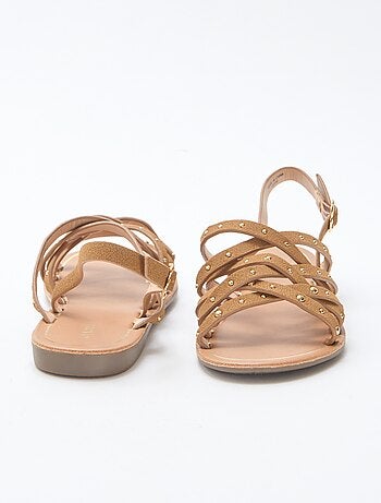 Sandalias con tiras y tachuelas