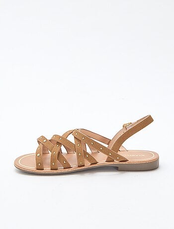 Sandalias con tiras y tachuelas