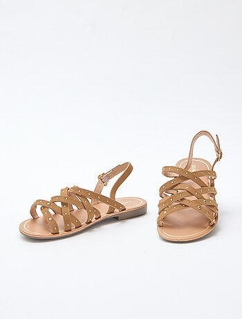 Sandalias con tiras y tachuelas