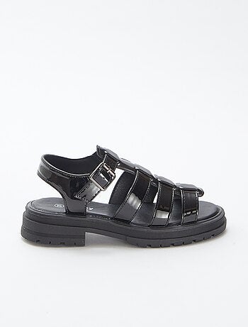Sandalias de charol con tacón