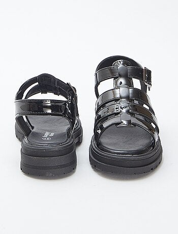 Sandalias de charol con tacón