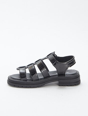 Sandalias de charol con tacón