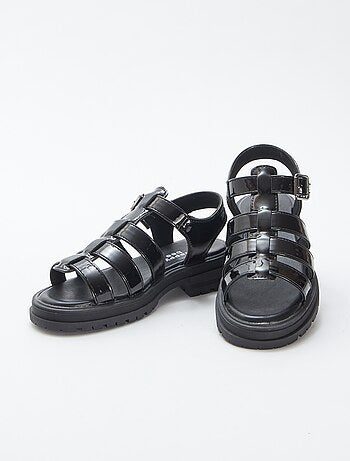Sandalias de charol con tacón