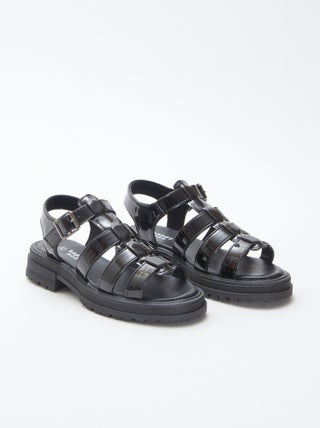 Sandalias de charol con tacón