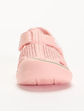 Sandalias de playa cerradas