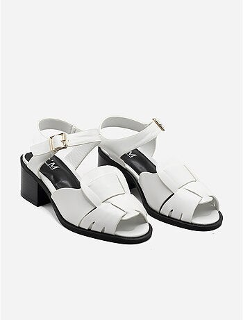 Sandalias de tacón con correa y hebilla