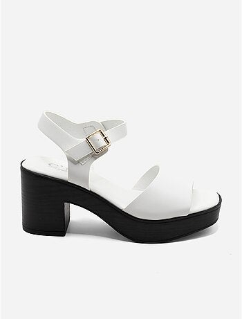 Sandalias de tacón con correa y hebilla