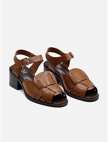 Sandalias de tacón con correa y hebilla