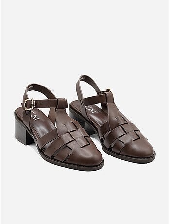 Sandalias de tacón con correa y hebilla