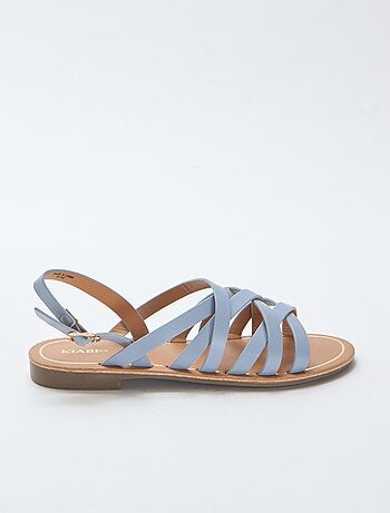 Sandalias con tiras y hebillas