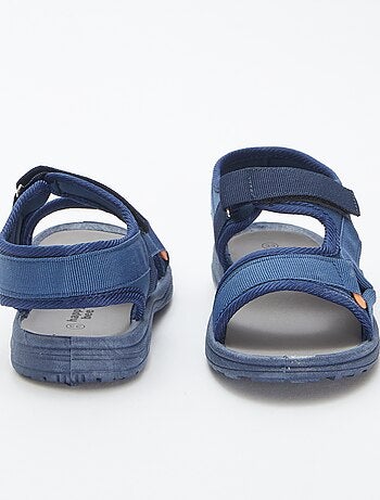 Sandalias de velcro con triángulo decorativo