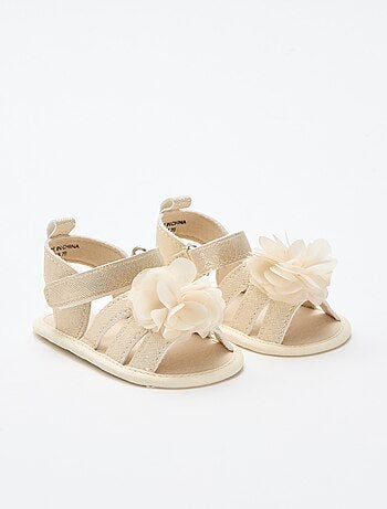 Sandalias doradas con flor