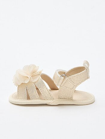 Sandalias doradas con flor
