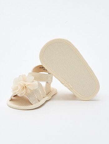 Sandalias doradas con flor
